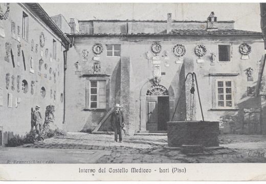 Cartolina del cortile interno del Castello, con stemmi e ingresso prefettura