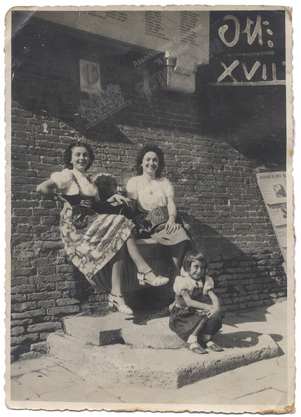 ragazze sotto il monumento ai caduti prima guerra mondiale - 17 ottobre 1939.jpg