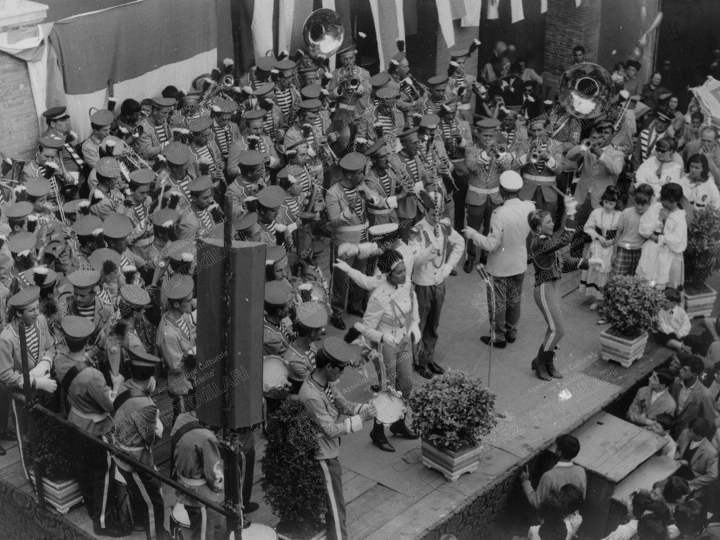 Esibizione di una banda musicale alla sagra delle ciliegie del 1965