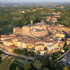 Una foto aerea del Castello e del borgo di Lari