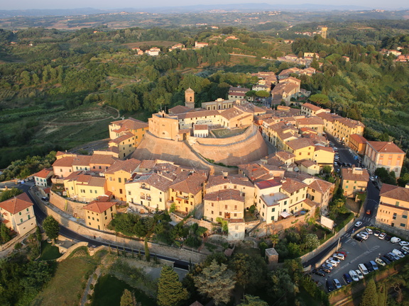 Una foto aerea del Castello e del borgo di Lari