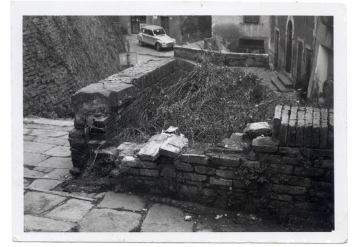 Porzione del muro della scalinata di accesso al Castello crollato, lato strada