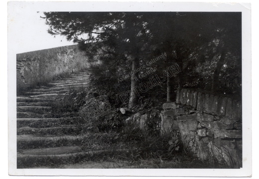 Porzioni di muro crollate sulle scale di accesso al Castello