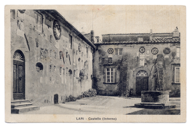 Lari - Castello (interno).jpg