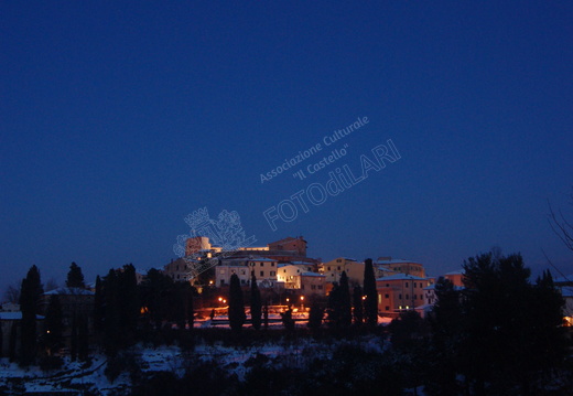 Vista di Lari sotto la neve con luna da ovest