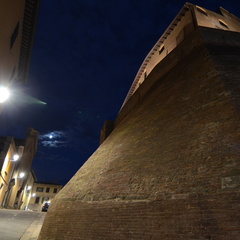Mura del Castello e via Dante con luna
