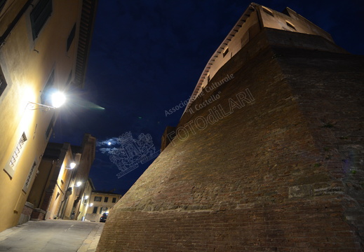 Mura del Castello e via Dante con luna