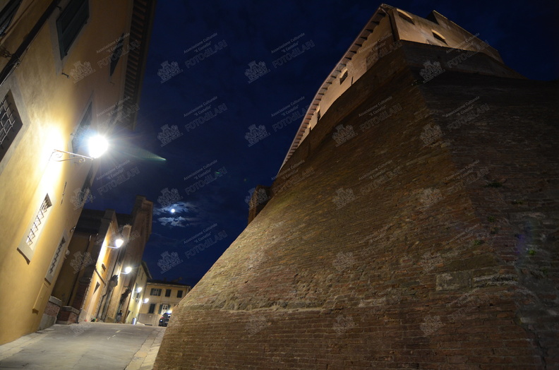 Mura Castello e via dante con luna- 02.JPG