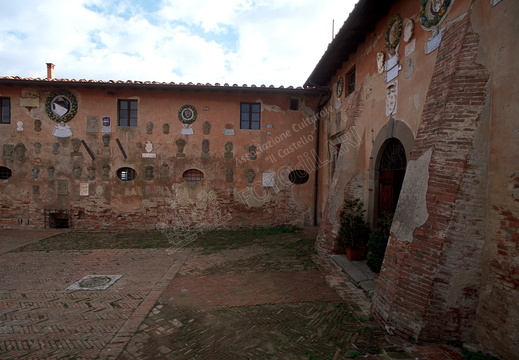 Cortile del Castello di Lari - lato sud-est