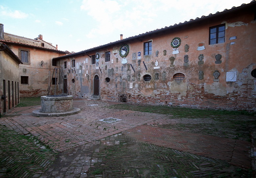 Cortile del Castello di Lari - lato nord-est