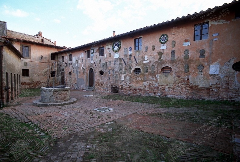 Cortile del Castello - lato nord-est.jpg