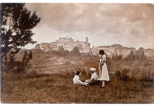 Vista di Lari da sud con ragazze