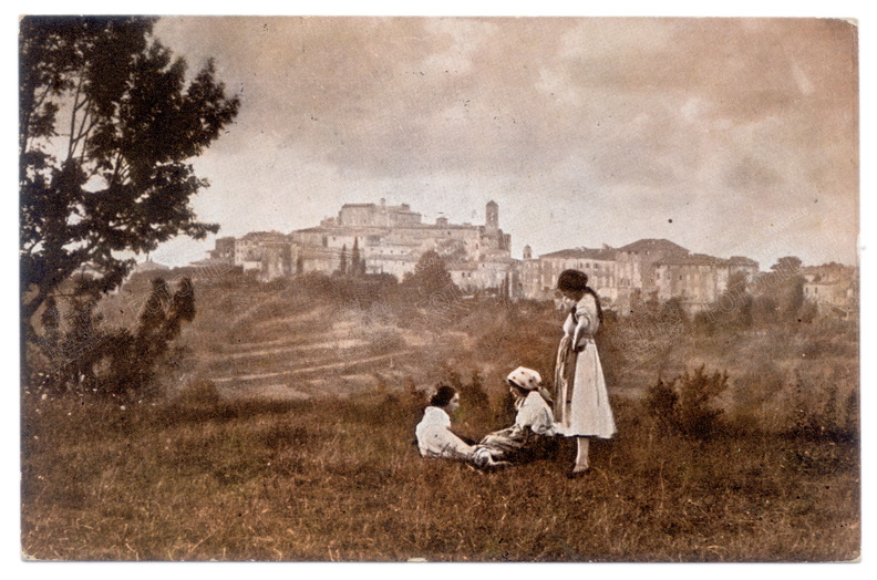 vista di lari da sud con ragazze.jpg