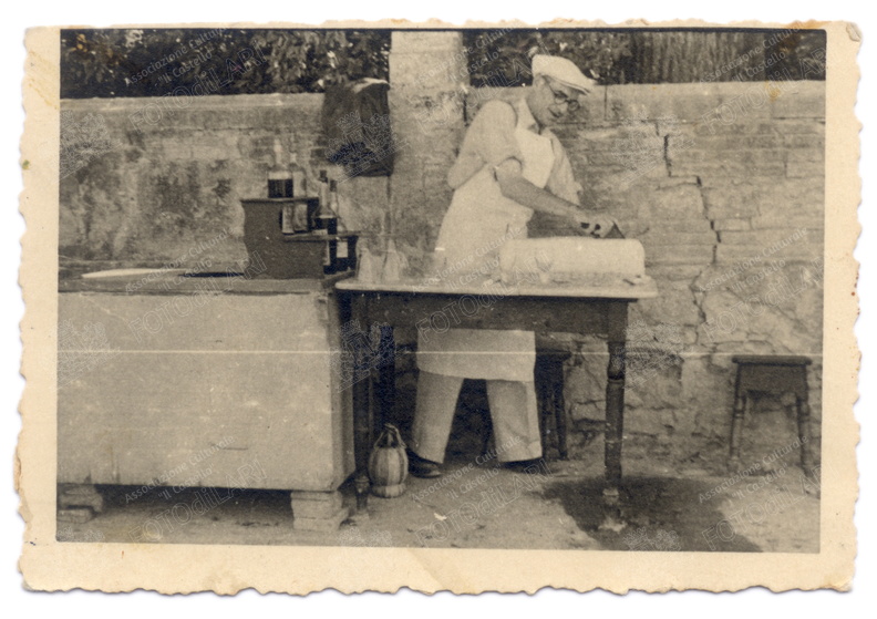 preparazione della granita durante la festa per la madonna della neve - anni 50.jpg