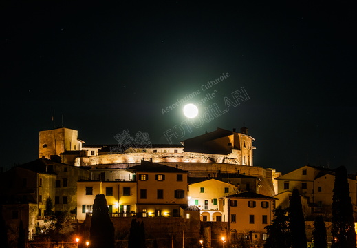 Vista del Castello con luna piena