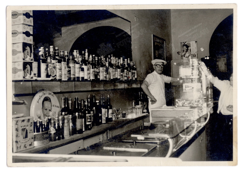 al banco del bar sulla piazza 02 - anni 50.jpg