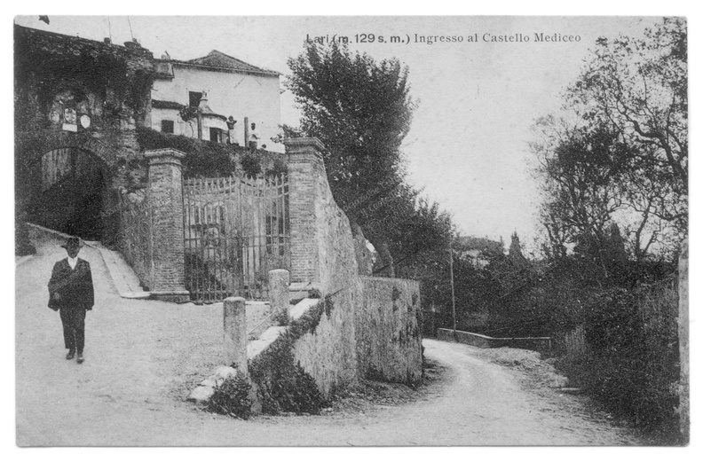 Lari - Ingresso al Castello Mediceo.jpg