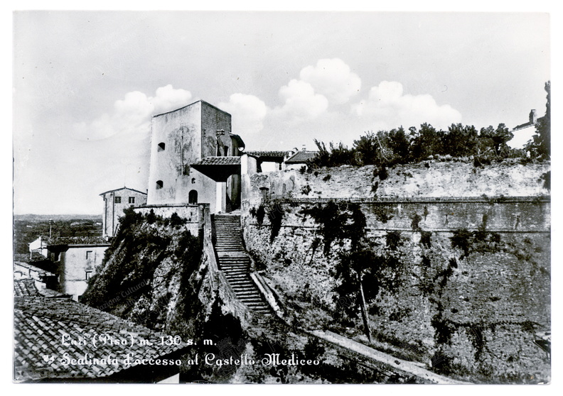 scalinata accesso al castello mediceo.jpg