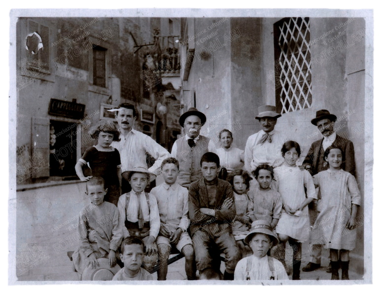 gruppo di larigiani sul ponte - circa 1911.jpg