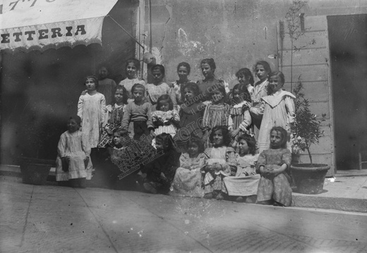 Gruppo di bambine sul ponte 