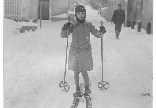 Nevicata a Lari - bambino sugli sci