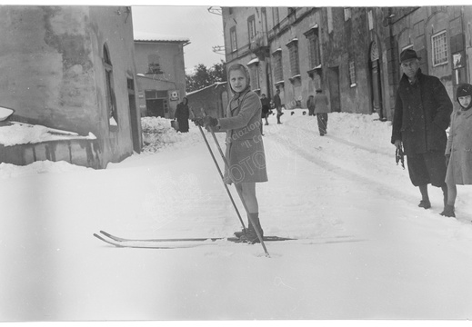 Nevicata a Lari - bambina sugli sci