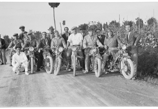 Gruppo di motociclisti