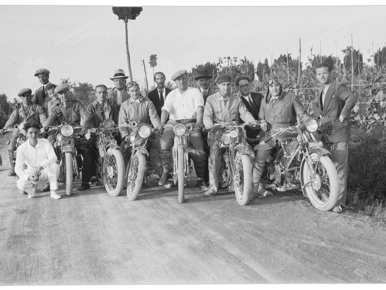 Gruppo di motociclisti
