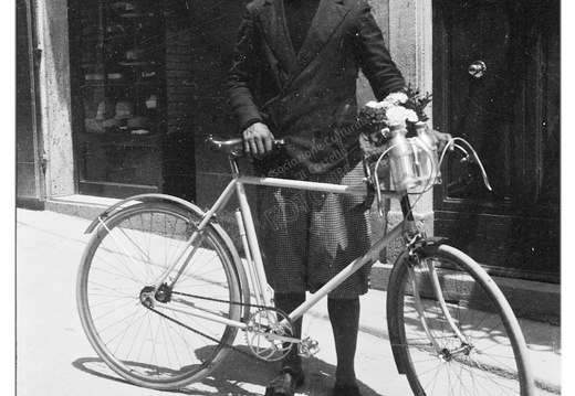 Il ciclista Pietro Mencacci davanti la trattoria Gabbanelli